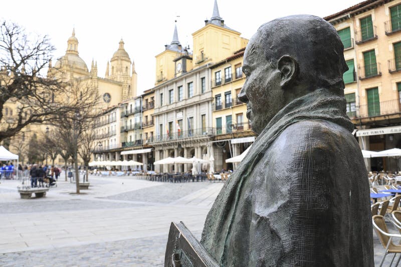 Statyn av poeten Antonio Machado på Plaza Mayor Square i den gamla staden Segovia arkivfoton