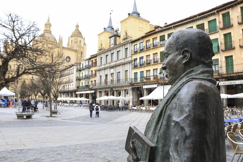 Statyn av poeten Antonio Machado på Plaza Mayor Square i den gamla staden Segovia royaltyfria foton