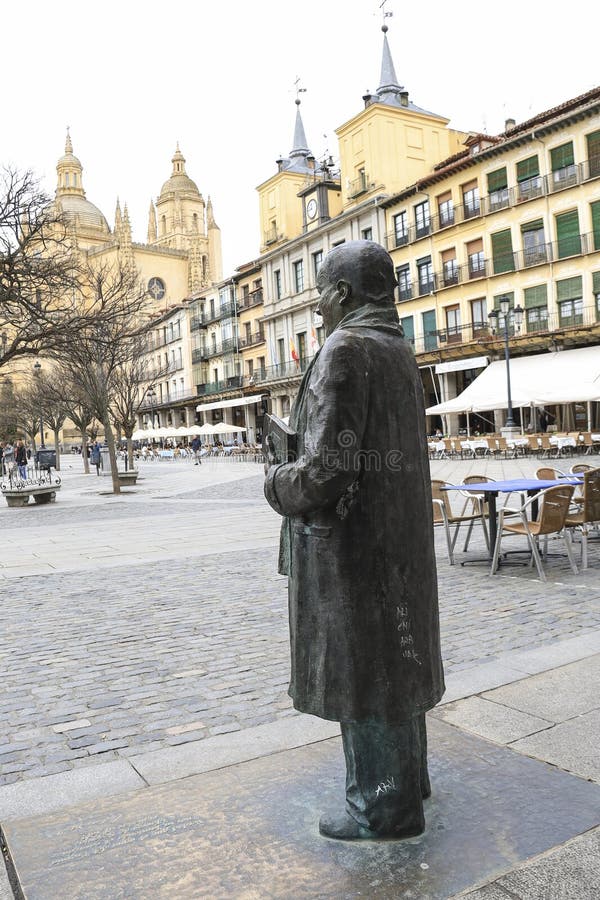 Statyn av poeten Antonio Machado på Plaza Mayor Square i den gamla staden Segovia royaltyfri bild