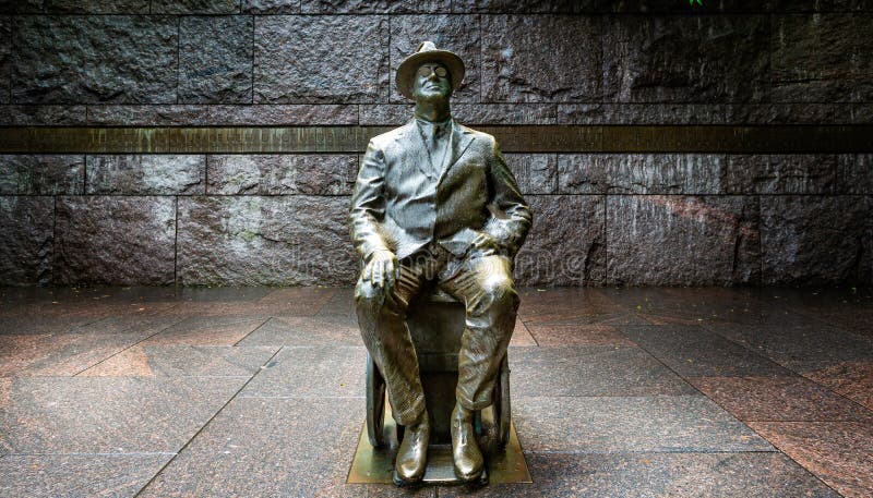 Statyn Franklin Roosevelt sitter i sin rullstol i The Franklin Roosevelt Memorial i Washington DC, USA royaltyfria bilder Statyn Franklin Roosevelt sitter i sin rullstol i The Franklin Roosevelt Memorial i Washington DC, USA royaltyfria bilder