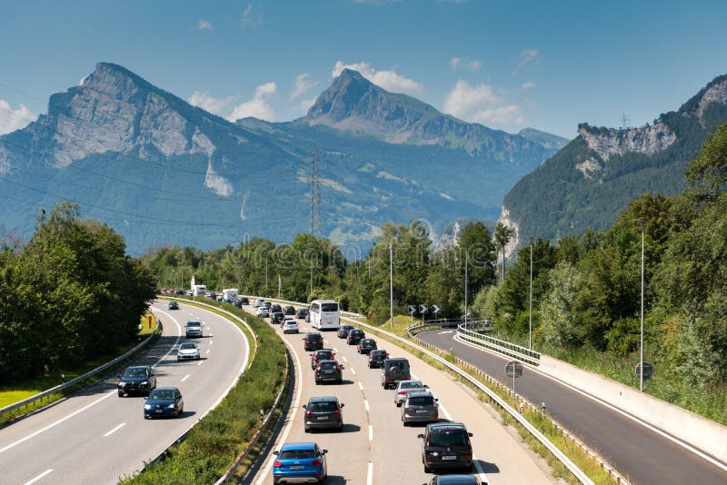Stau auf einer Landstraße in den Bergen mit vielen Autos und Leuten, die nach Hause von den Sommerferien zurückkommen lizenzfreie stockfotografie Stau auf einer Landstraße in den Bergen mit vielen Autos und Leuten, die nach Hause von den Sommerferien zurückkommen lizenzfreie stockfotografie