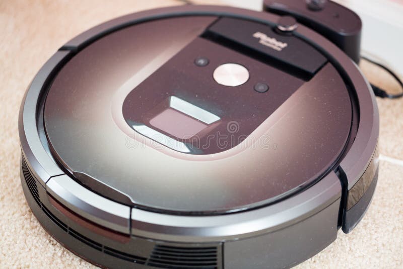 Staubsaugerroboter Dieses ist das vorbildliche Roomba 980 stockbild Staubsaugerroboter Dieses ist das vorbildliche Roomba 980 stockbild