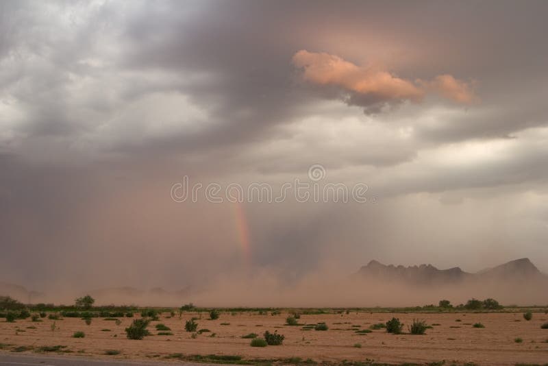 Staubsturm und Regenbogen lizenzfreie stockbilder Staubsturm und Regenbogen lizenzfreie stockbilder