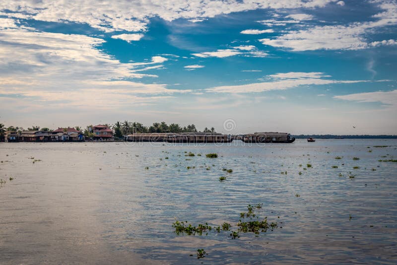 Stauwasseransicht mit Hausbooten und blauem Himmel lizenzfreies stockfoto Stauwasseransicht mit Hausbooten und blauem Himmel lizenzfreies stockfoto