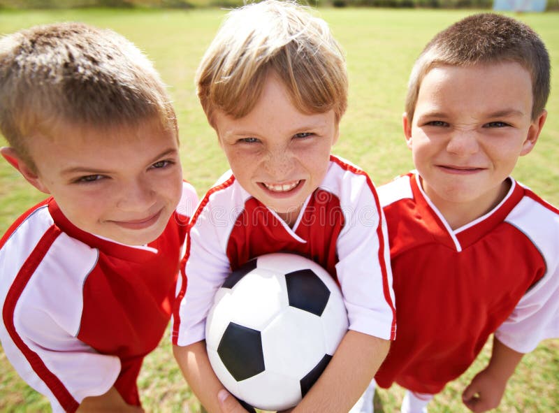 Stavamo prendendo la nostra palla e vincendo la partita. una squadra di calcio per bambini. fotografia stock