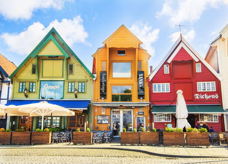 STAVANGER, NORUEGA - 9 DE JULIO DE 2015: Casas viejas (circa XIX c ) en la calle de Skagenkaien (pieza de 'promenade' azul) del c fotos de archivo STAVANGER, NORUEGA - 9 DE JULIO DE 2015: Casas viejas (circa XIX c ) en la calle de Skagenkaien (pieza de 'promenade' azul) del c fotos de archivo