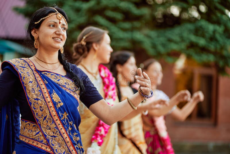 Stavropol, Russie - 17 mai 2019 : Hommes heureux et femmes religieux de sourire de krishna priant et dansant sur la rue image stock Stavropol, Russie - 17 mai 2019 : Hommes heureux et femmes religieux de sourire de krishna priant et dansant sur la rue image stock