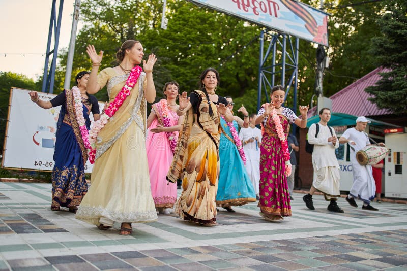 Stavropol, Russie - 17 mai 2019 : Hommes heureux et femmes religieux de sourire de krishna priant et dansant sur la rue photographie stock libre de droits Stavropol, Russie - 17 mai 2019 : Hommes heureux et femmes religieux de sourire de krishna priant et dansant sur la rue photographie stock libre de droits