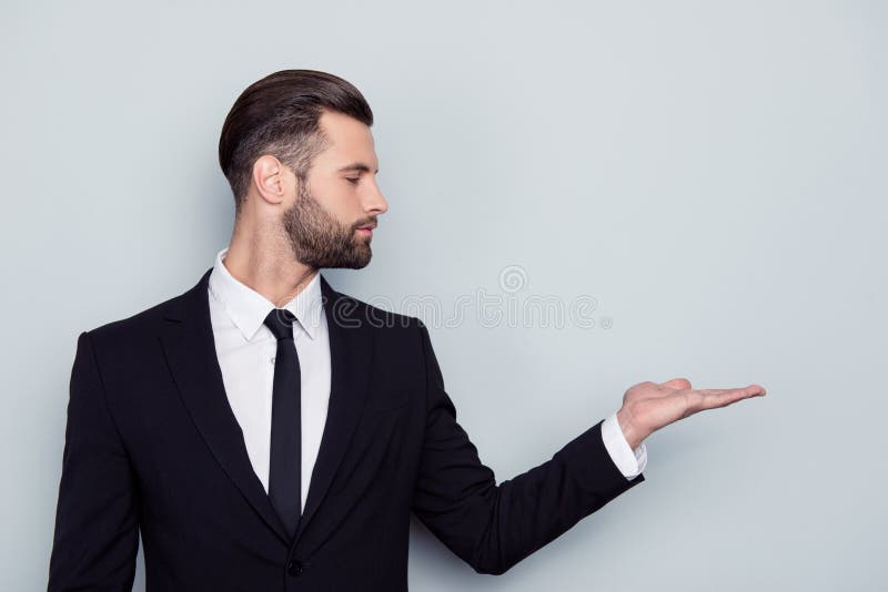 Stawiający czoło poważny ufny satysfakcjonuje mądrze nowożytną elegancką rękę zdjęcie royalty free Stawiający czoło poważny ufny satysfakcjonuje mądrze nowożytną elegancką rękę zdjęcie royalty free