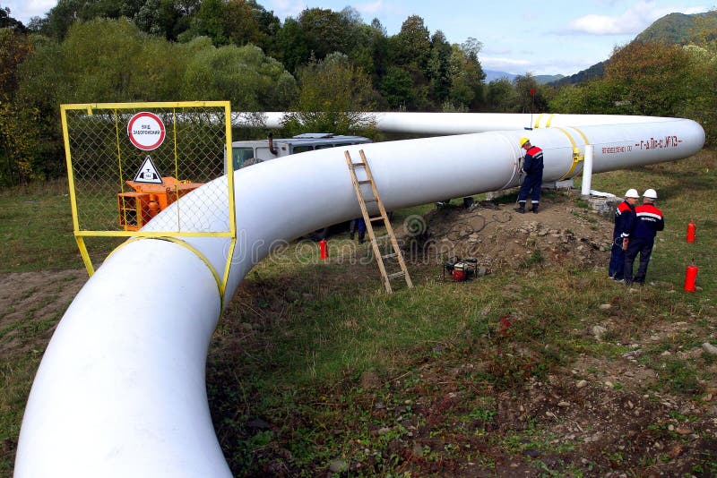 Stazione del compressore degli impiegati di esercizio di risposta di emergenza in C immagini stock libere da diritti Stazione del compressore degli impiegati di esercizio di risposta di emergenza in C immagini stock libere da diritti