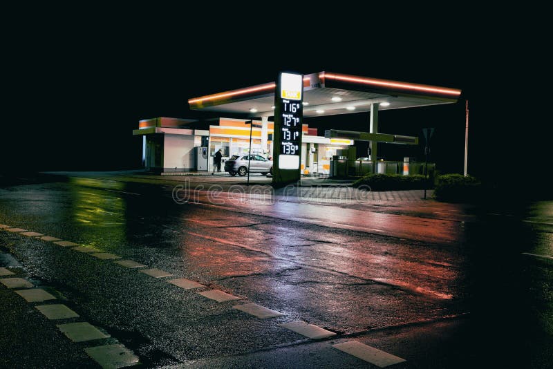 Stazione della stazione di servizio di benzina alla notte immagini stock Stazione della stazione di servizio di benzina alla notte immagini stock
