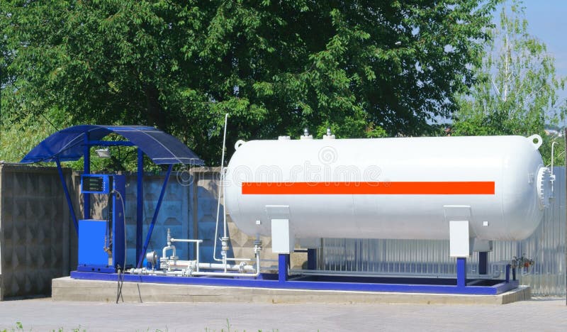 Stazione di GPL per il riempimento del gas liquefatto nei carri armati del veicolo E fotografie stock Stazione di GPL per il riempimento del gas liquefatto nei carri armati del veicolo E fotografie stock