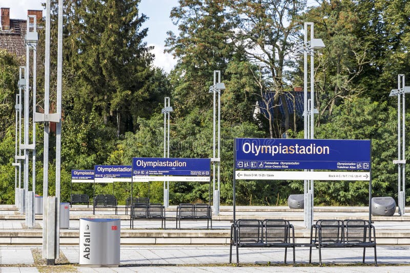 Stazione di Olympiastadion S-Bahn a Berlino, Germania immagine stock Stazione di Olympiastadion S-Bahn a Berlino, Germania immagine stock