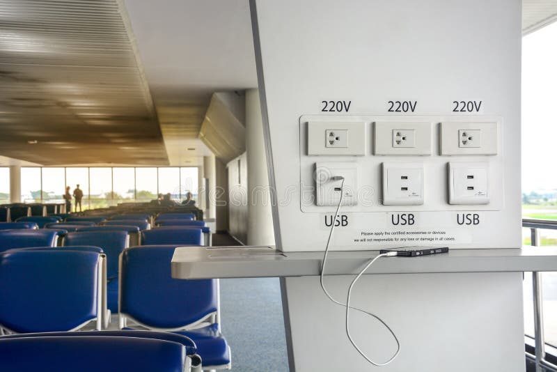 Stazione di ricarica della batteria gratuita nel terminale dell'aeroporto per viaggiatori