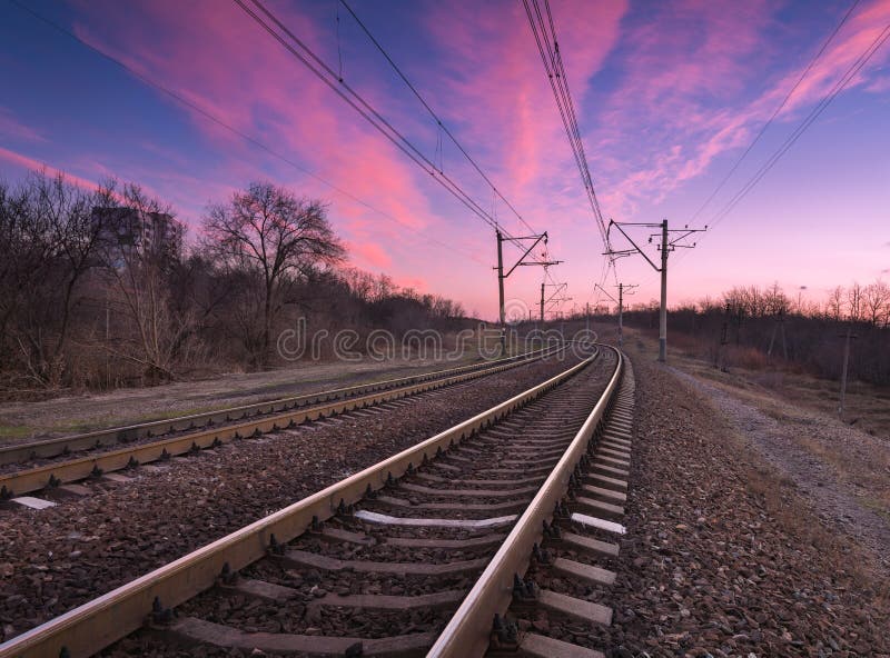 Stazione ferroviaria con il bello cielo al tramonto variopinto fotografie stock Stazione ferroviaria con il bello cielo al tramonto variopinto fotografie stock