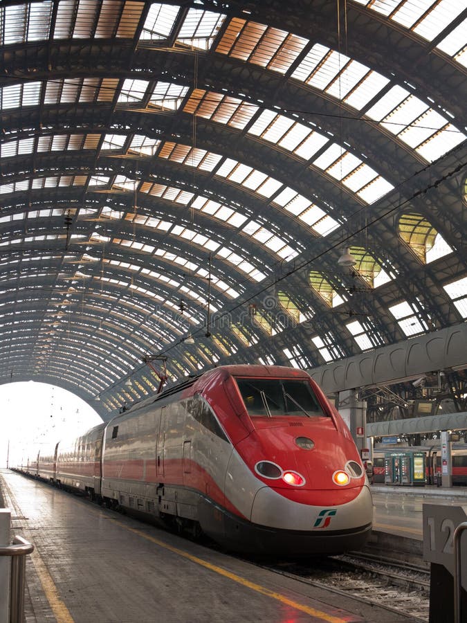 Stazione ferroviaria di Milano Centrale fotografia stock libera da diritti
