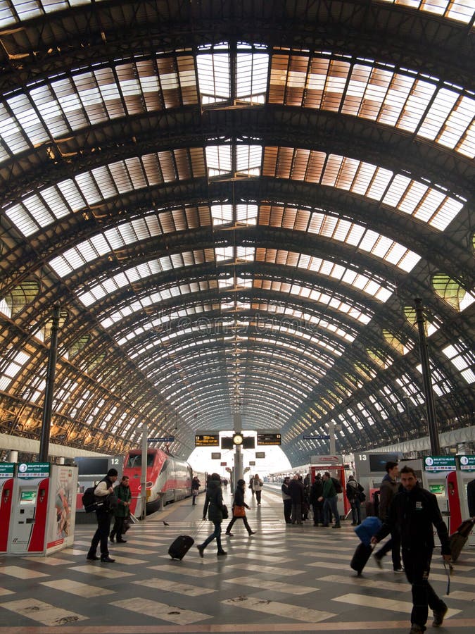 Stazione ferroviaria di Milano Centrale fotografia stock