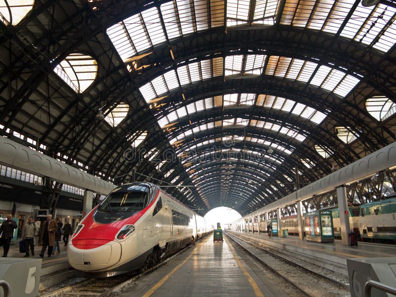 Stazione ferroviaria di Milano Centrale immagini stock