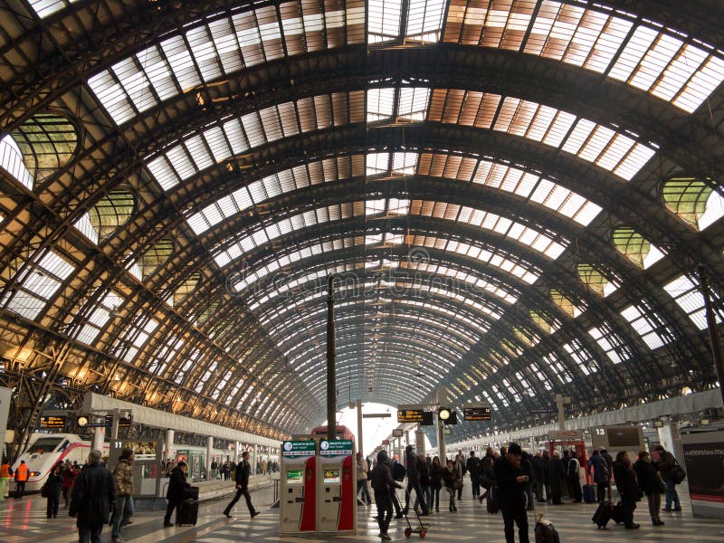 Stazione ferroviaria di Milano Centrale immagine stock libera da diritti