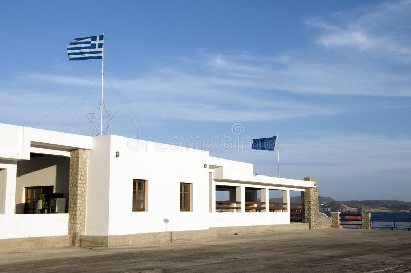 Stazione greca della porta di traghetto dell'isola dei Milos immagini stock Stazione greca della porta di traghetto dell'isola dei Milos immagini stock