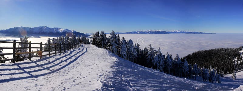 Stazione sciistica delle montagne di Postavaru nell'inverno immagine stock Stazione sciistica delle montagne di Postavaru nell'inverno immagine stock