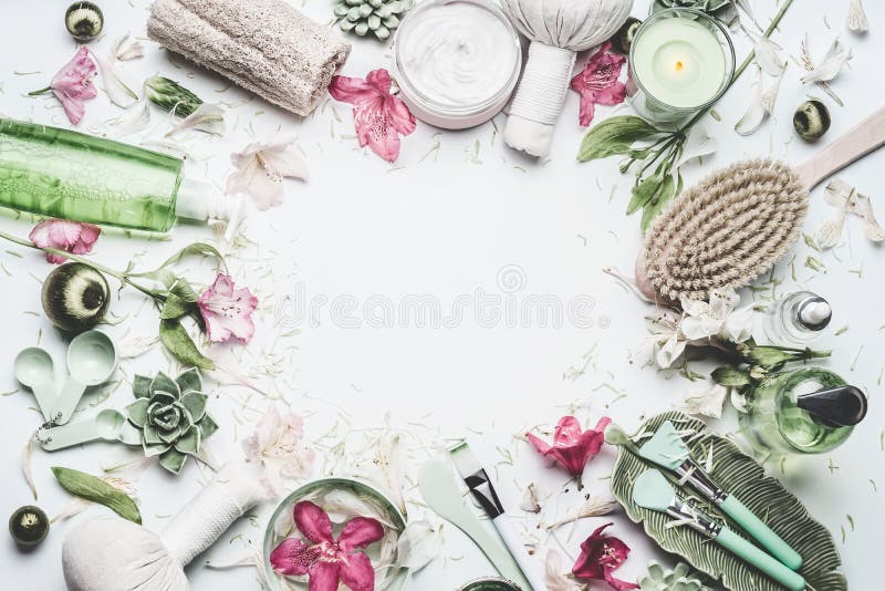 Stazione termale e fondo di benessere con i fiori, i prodotti cosmetici della pelle ed altri cura del corpo ed accessori di massa fotografie stock Stazione termale e fondo di benessere con i fiori, i prodotti cosmetici della pelle ed altri cura del corpo ed accessori di massa fotografie stock