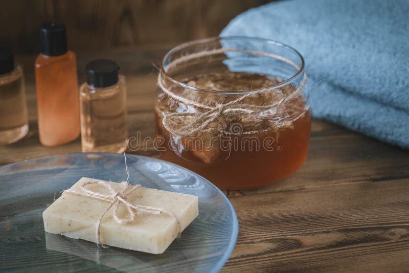Stazione termale Honey Soap fatto a mano sopra sfondo naturale fotografia stock libera da diritti Stazione termale Honey Soap fatto a mano sopra sfondo naturale fotografia stock libera da diritti