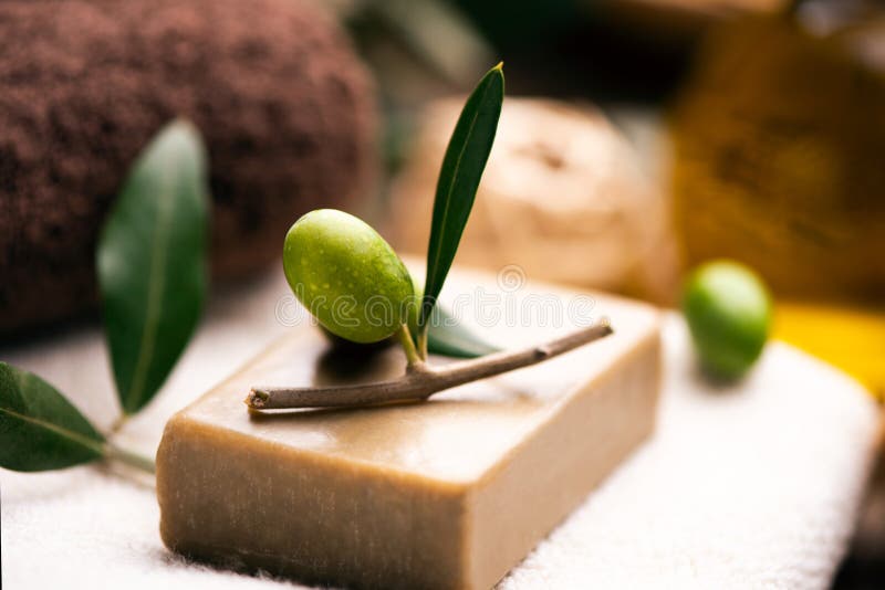 Stazione termale naturale con la saponetta e gli asciugamani dell'olio d'oliva fotografia stock Stazione termale naturale con la saponetta e gli asciugamani dell'olio d'oliva fotografia stock