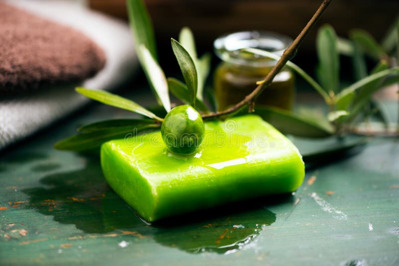 Stazione termale naturale con la saponetta e gli asciugamani dell'olio d'oliva immagini stock Stazione termale naturale con la saponetta e gli asciugamani dell'olio d'oliva immagini stock