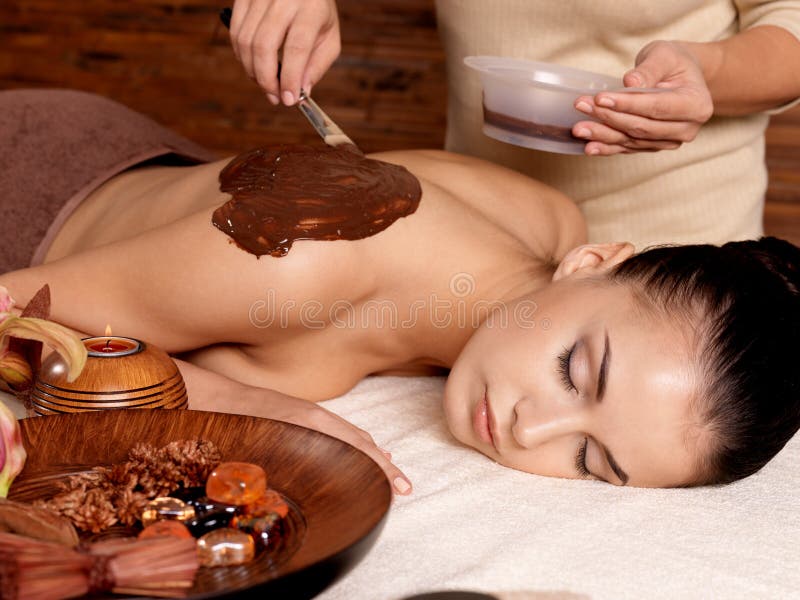 Stazione termale per la giovane donna che riceve mascherina cosmetica immagini stock libere da diritti Stazione termale per la giovane donna che riceve mascherina cosmetica immagini stock libere da diritti