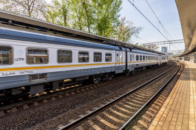 Stazioni ferroviarie e treni passeggeri russi moderni