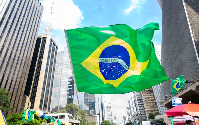 Steagul brazilian fluturând pe Paulista Avenue în ziua protestului stock images