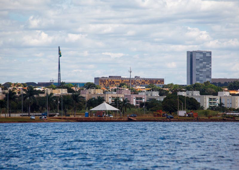 Steagul brazilian și peisajul clădirii congresului național al orașului din Lacul Paranoa, capitala Braziliei stock photos