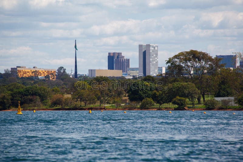 Steagul brazilian și peisajul clădirii congresului național al orașului din Lacul Paranoa, capitala Braziliei stock images