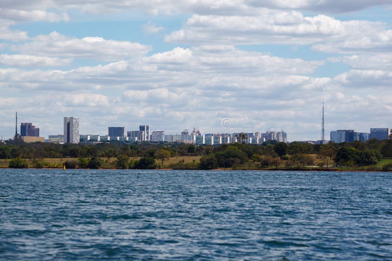 Steagul brazilian și peisajul clădirii congresului național al orașului din Lacul Paranoa, capitala Braziliei royalty free stock photo