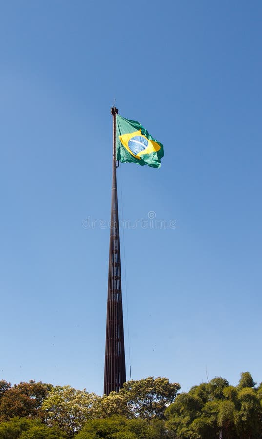 Steagul Braziliei la Praca dos Tres poderesl Capitala Braziliei stock image