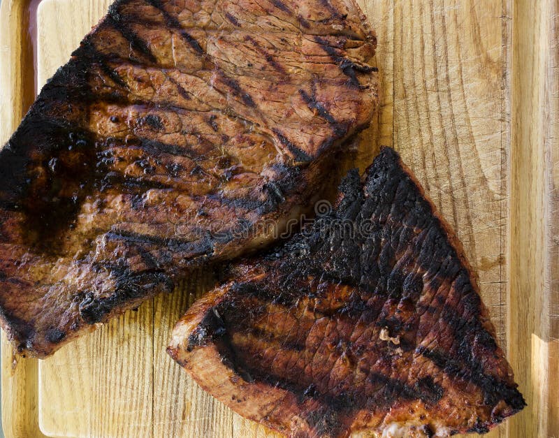 Steak auf hölzernem Brett lizenzfreie stockfotografie Steak auf hölzernem Brett lizenzfreie stockfotografie