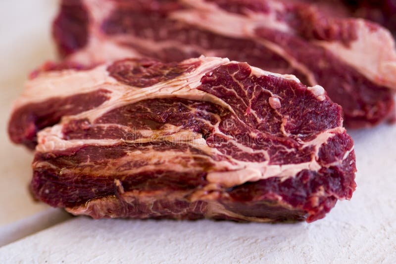 Steak frisch, roh, Schnitt in Steaks ein Stück Fleisch lizenzfreie stockbilder Steak frisch, roh, Schnitt in Steaks ein Stück Fleisch lizenzfreie stockbilder
