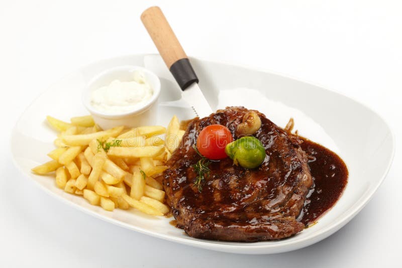 Steak mit Pommes-Frites stockfoto. Bild von aroma, freude - 1409986