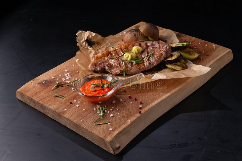 Steak and young potatoes royalty free stock photography Steak and young potatoes royalty free stock photography