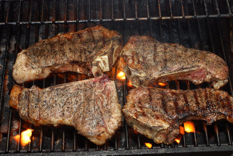 Gegrilltes T-Bone-Steak stockfoto. Bild von essen, steak - 32124648