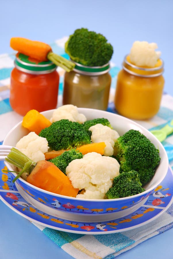 Broccoli al vapore, carote e cavolfiore per il bambino o verdure pronte in barattolo.