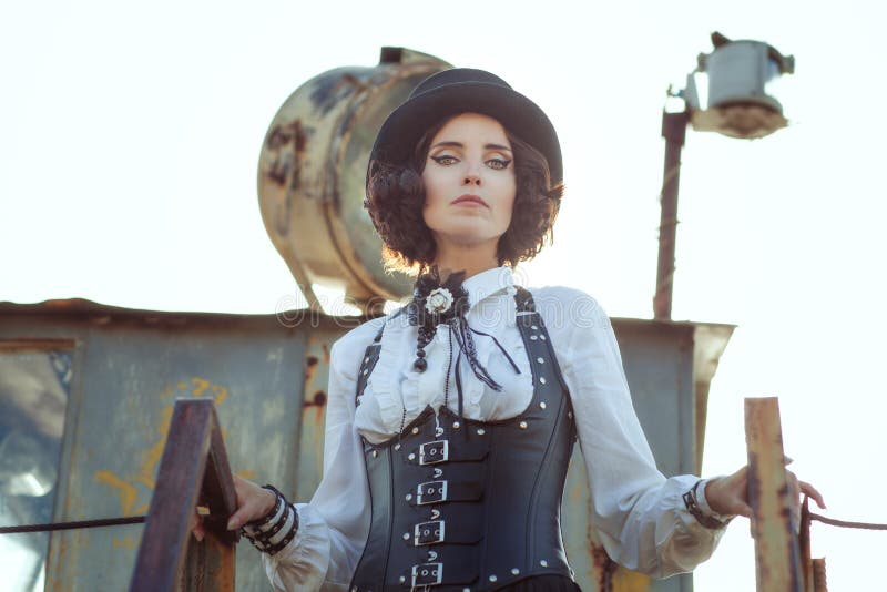 Steampunk da mulher em um espartilho fotografia de stock royalty free Steampunk da mulher em um espartilho fotografia de stock royalty free