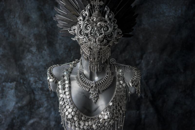 Steampunk, χειροποίητο κομμάτι, ασημένιο κοστούμι κοσμήματος με τις αλυσίδες στοκ εικόνα Steampunk, χειροποίητο κομμάτι, ασημένιο κοστούμι κοσμήματος με τις αλυσίδες στοκ εικόνα