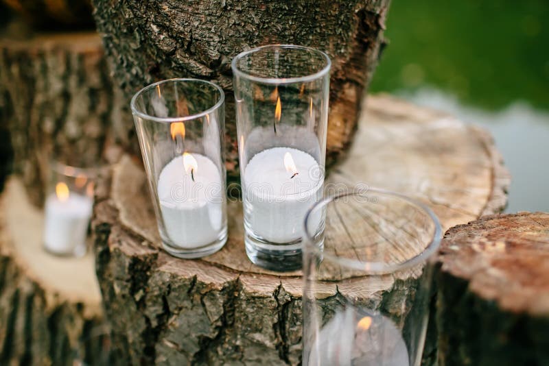 Stearinljus i dekorerade bägare Bröllopgarneringar i lantlig stil Utflyktceremoni gifta sig i natur arkivbilder Stearinljus i dekorerade bägare Bröllopgarneringar i lantlig stil Utflyktceremoni gifta sig i natur arkivbilder