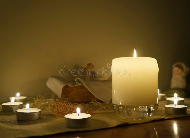 Stearinljus på altaret