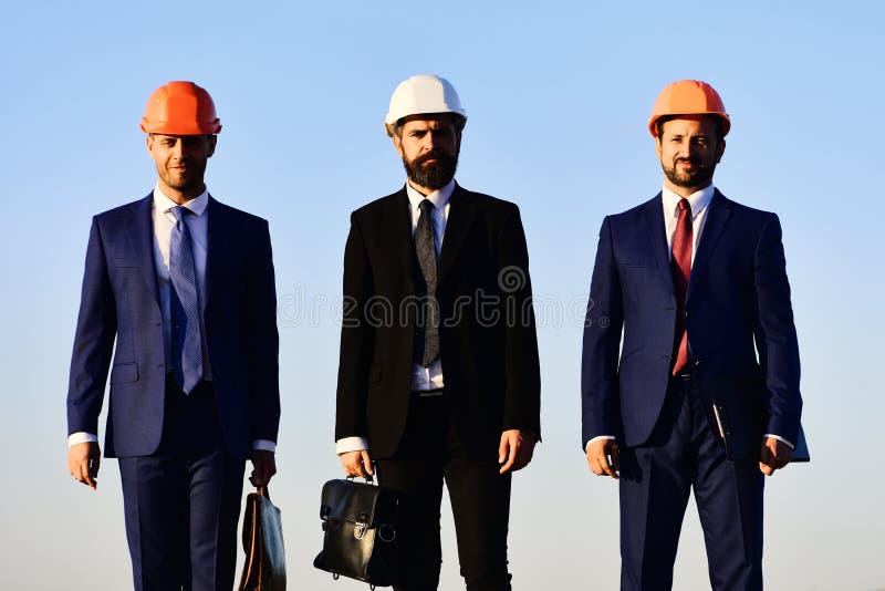 Stedelijk bouw en bedrijfsconcept Arbeiders en ingenieursgreepvergadering stock afbeeldingen Stedelijk bouw en bedrijfsconcept Arbeiders en ingenieursgreepvergadering stock afbeeldingen