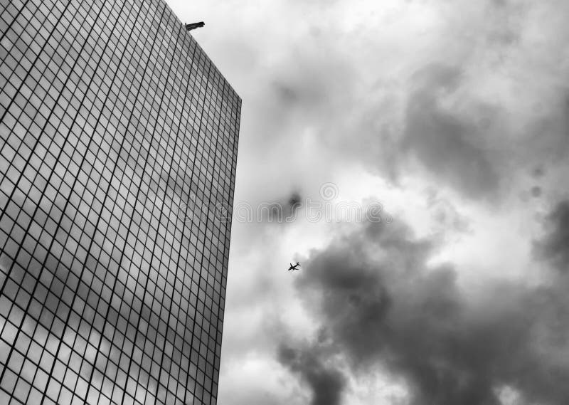 Stedelijke horizon met vliegtuig die over bedrijfswolkenkrabbers vliegen stock afbeeldingen Stedelijke horizon met vliegtuig die over bedrijfswolkenkrabbers vliegen stock afbeeldingen