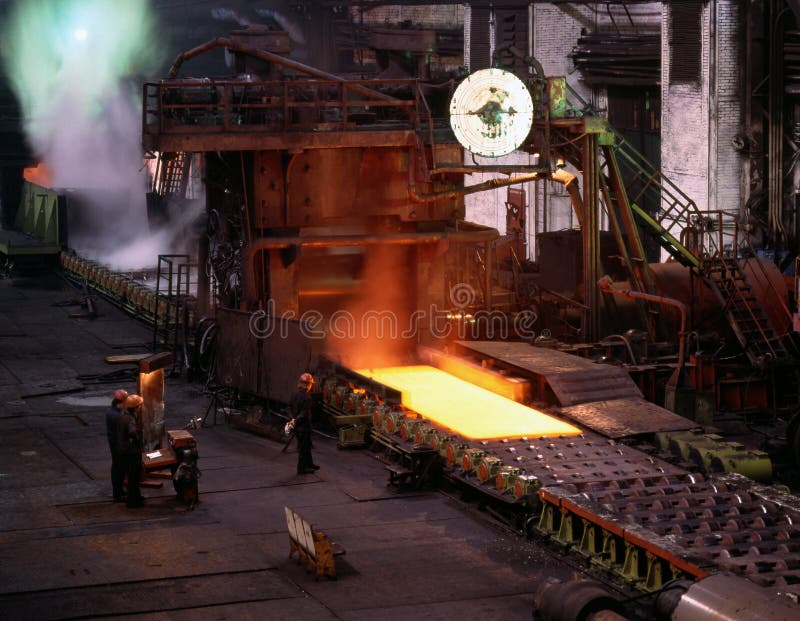 Fusione di acciai nell'industria pesante in fabbrica.