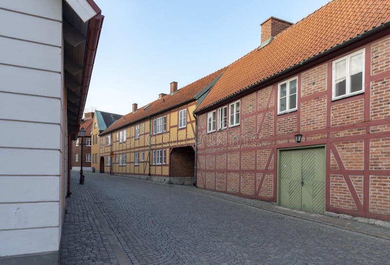 Steen bedekte straat in Ystad Zweden stock fotografie